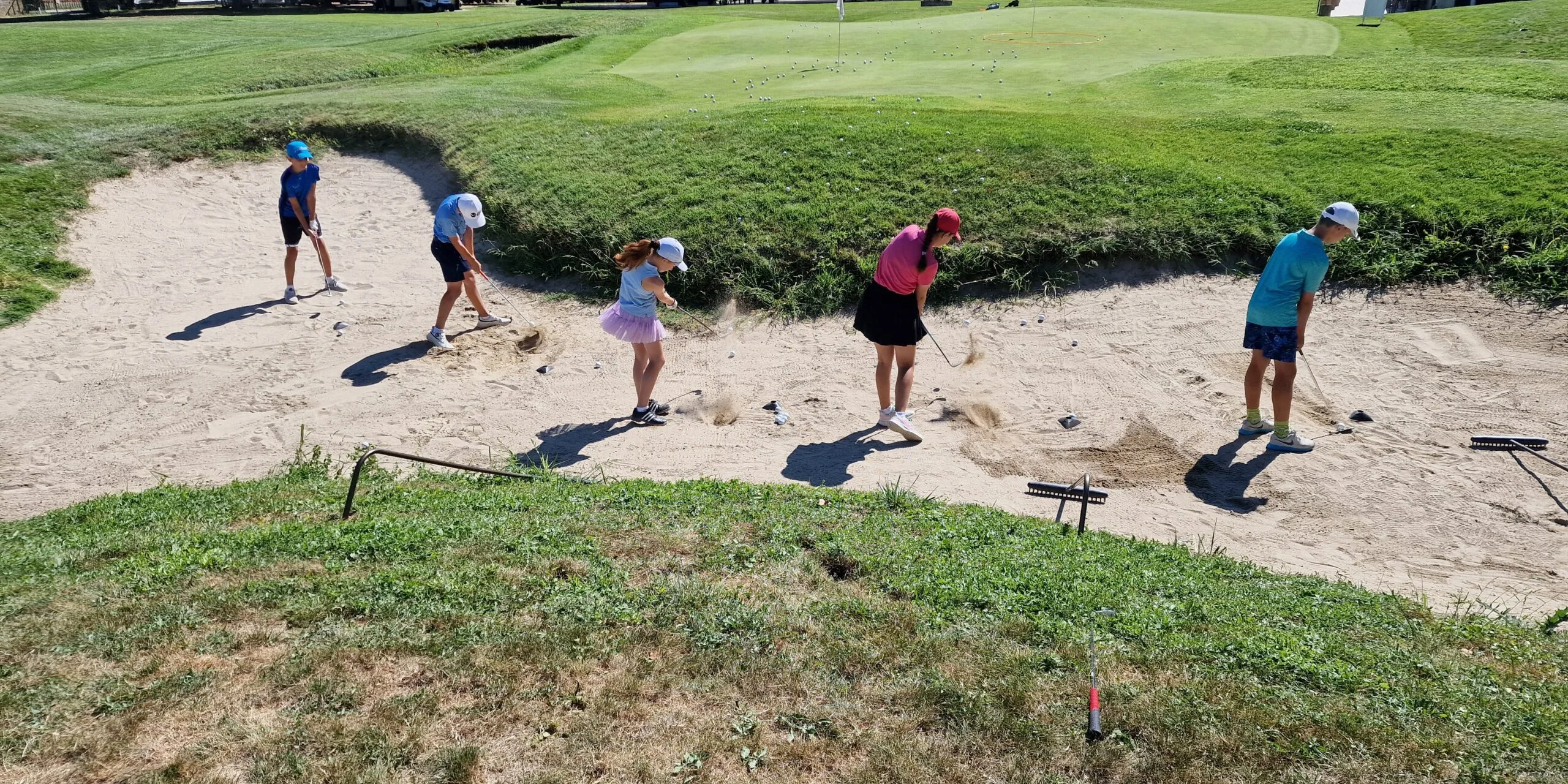 hráč trénuje golfový švih s trénerom – golfový kurz Slovensko