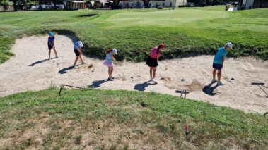 hráč trénuje golfový švih s trénerom – golfový kurz Slovensko