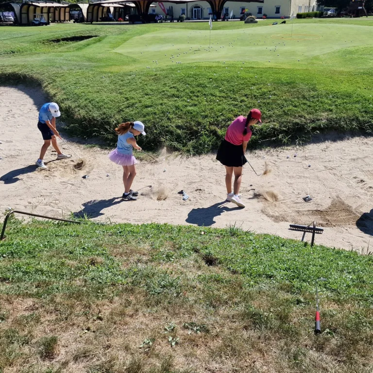 20250819_105218 hráč trénuje golfový švih s trénerom – golfový kurz Slovensko
