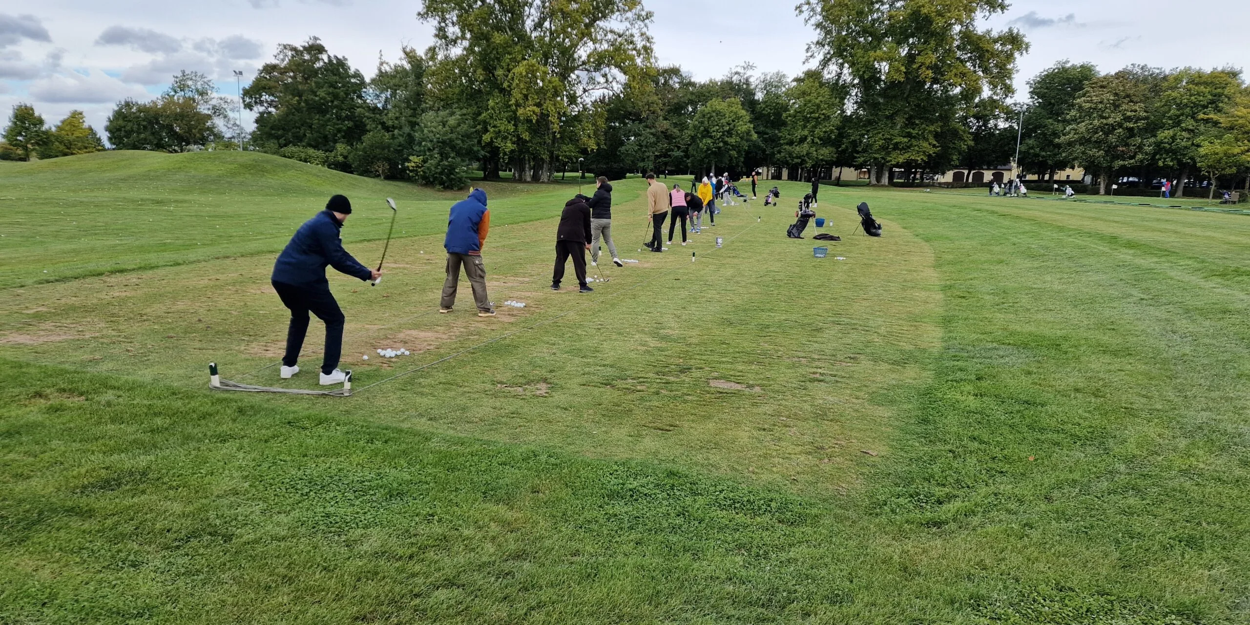 hráč trénuje golfový švih s trénerom – golfový kurz Slovensko