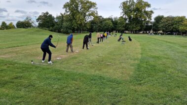 hráč trénuje golfový švih s trénerom – golfový kurz Slovensko