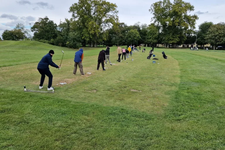 hráč trénuje golfový švih s trénerom – golfový kurz Slovensko