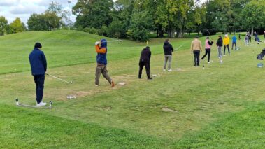 hráč trénuje golfový švih s trénerom – golfový kurz Slovensko