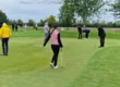 hráč trénuje golfový švih s trénerom – golfový kurz Slovensko