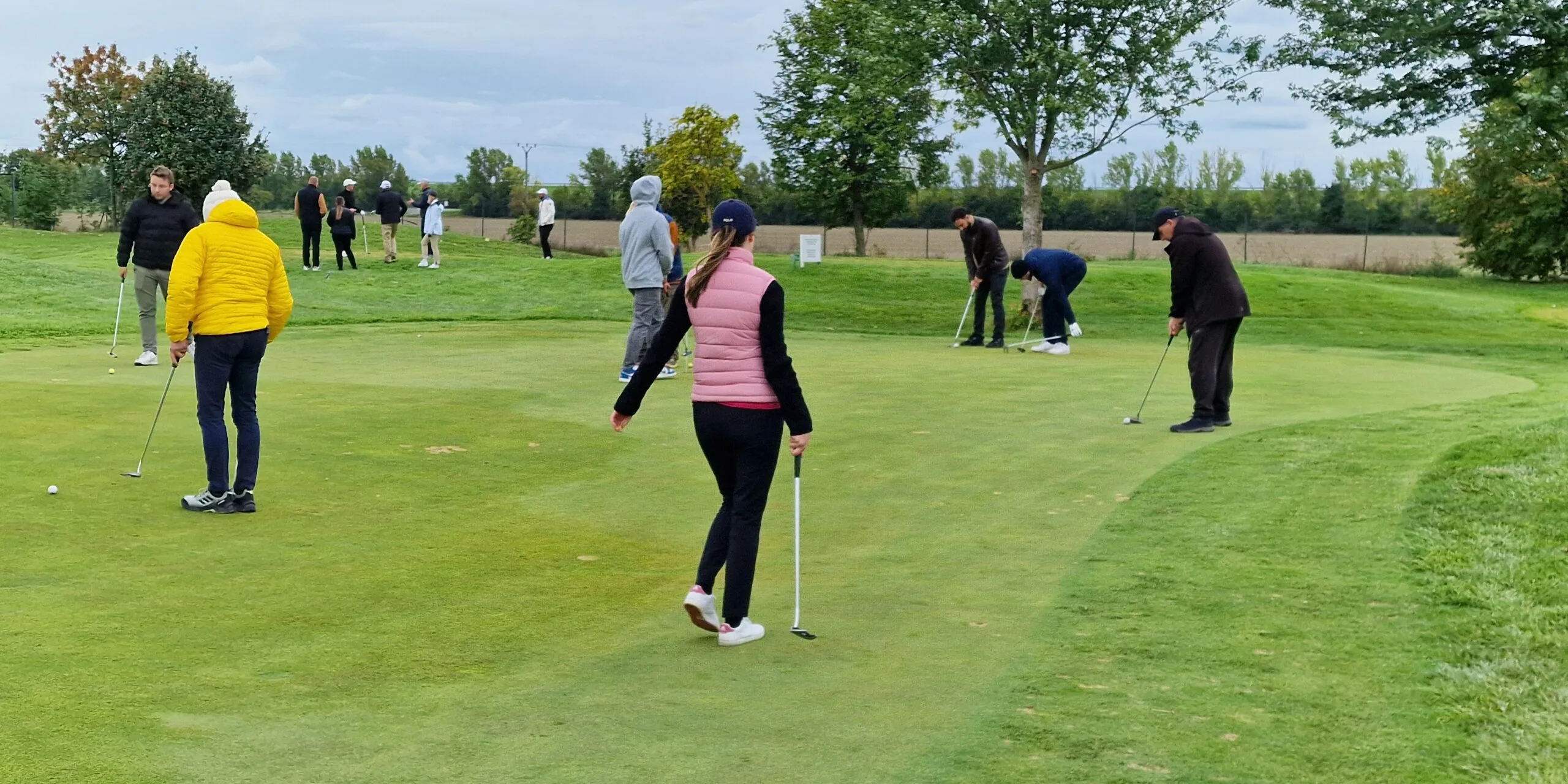 20251005_143033 hráč trénuje golfový švih s trénerom – golfový kurz Slovensko