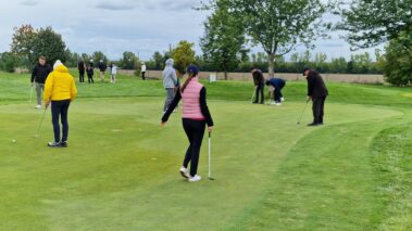 hráč trénuje golfový švih s trénerom – golfový kurz Slovensko