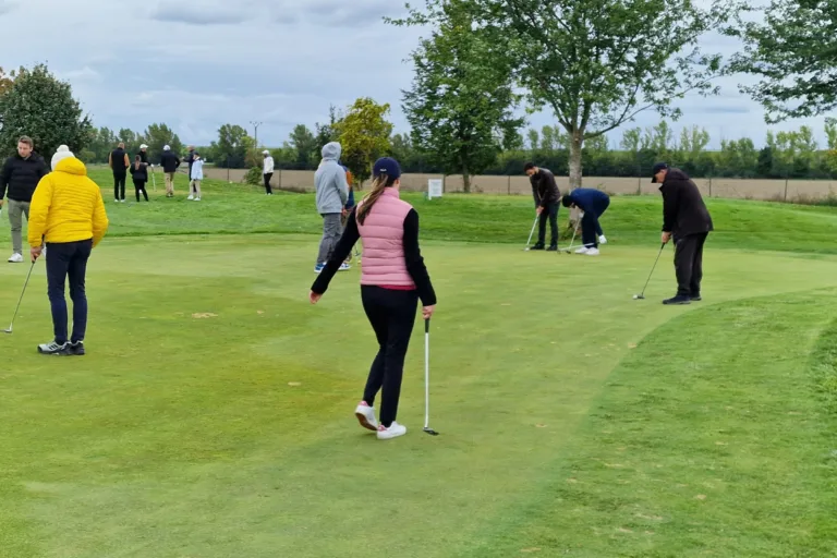 20251005_143033 hráč trénuje golfový švih s trénerom – golfový kurz Slovensko