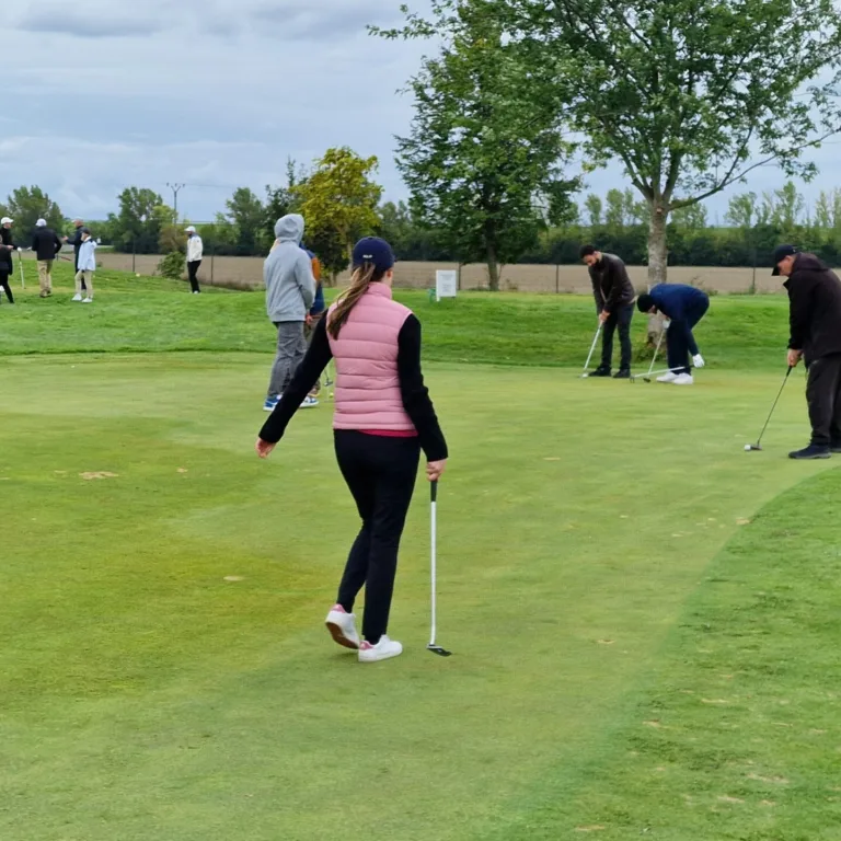 20251005_143033 hráč trénuje golfový švih s trénerom – golfový kurz Slovensko