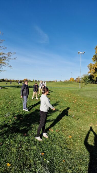 hráč trénuje golfový švih s trénerom – golfový kurz Slovensko