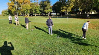 hráč trénuje golfový švih s trénerom – golfový kurz Slovensko