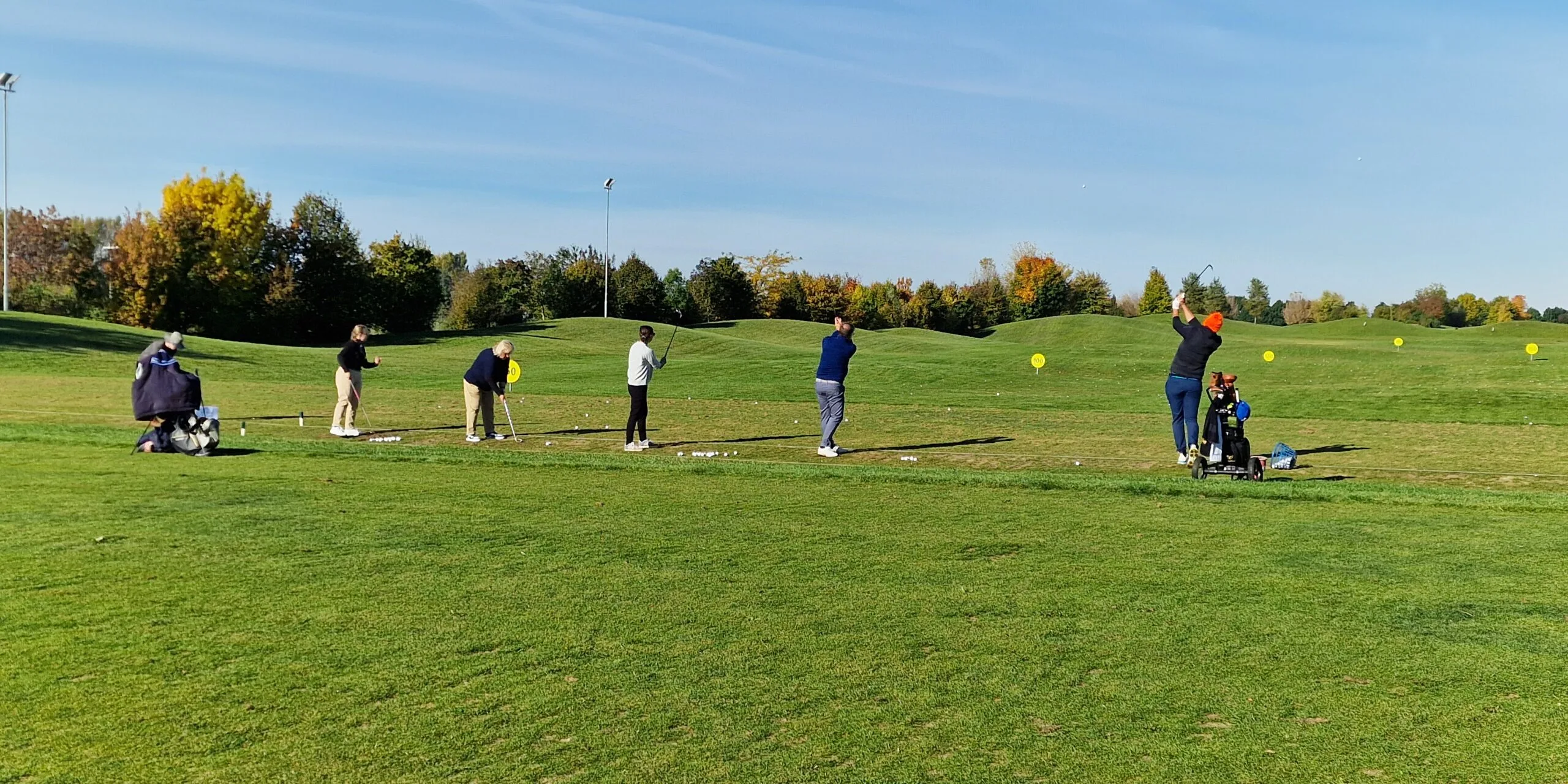 hráč trénuje golfový švih s trénerom – golfový kurz Slovensko
