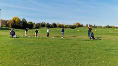 hráč trénuje golfový švih s trénerom – golfový kurz Slovensko