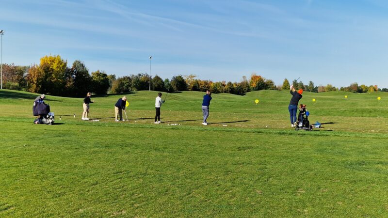 hráč trénuje golfový švih s trénerom – golfový kurz Slovensko